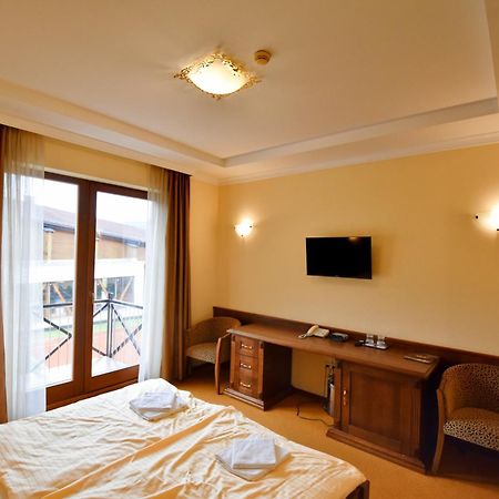 Country Saloon Bela Hotel Bagian luar foto