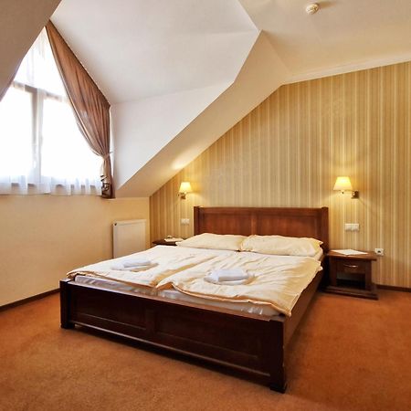 Country Saloon Bela Hotel Bagian luar foto