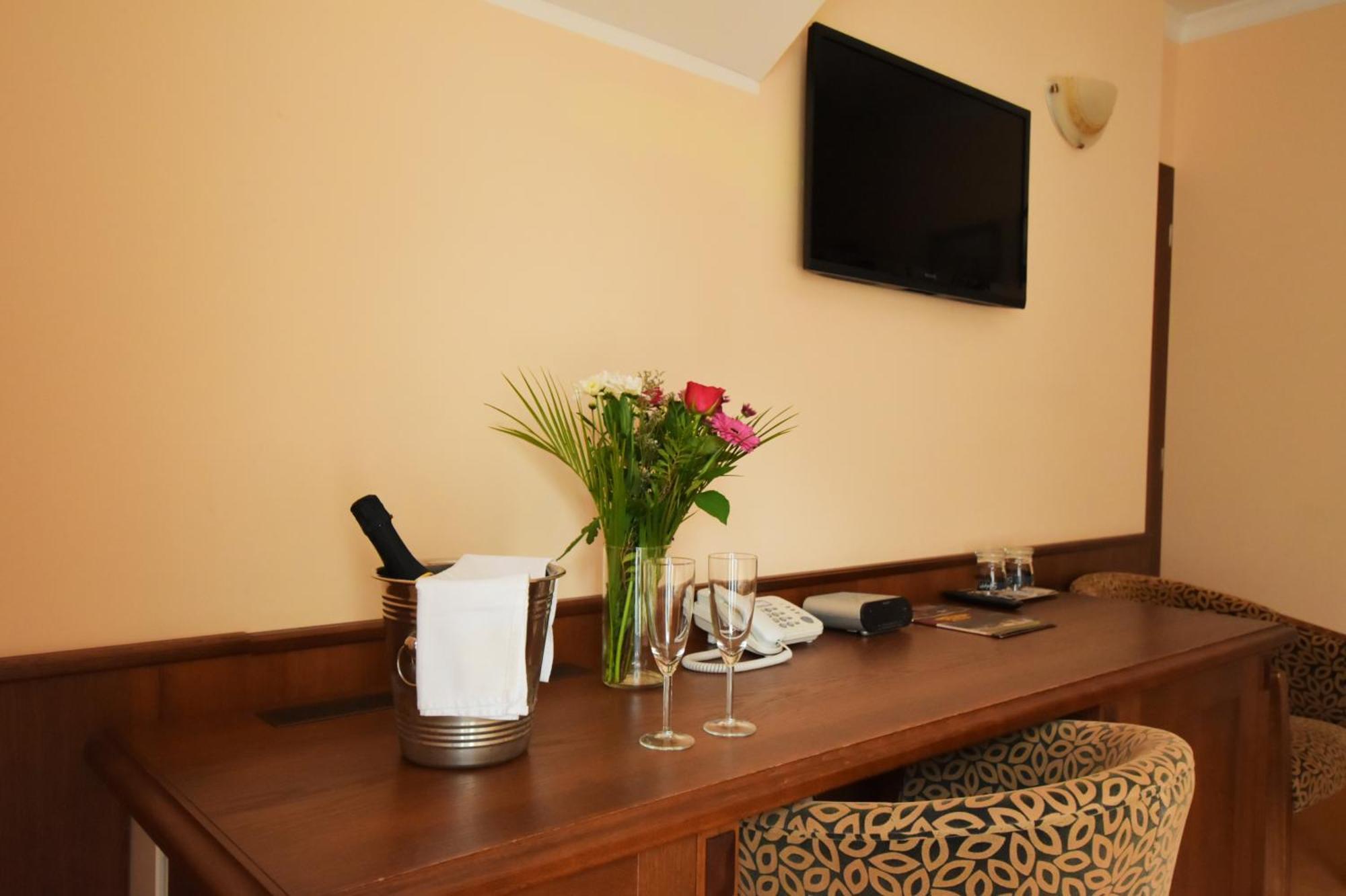 Country Saloon Bela Hotel Bagian luar foto