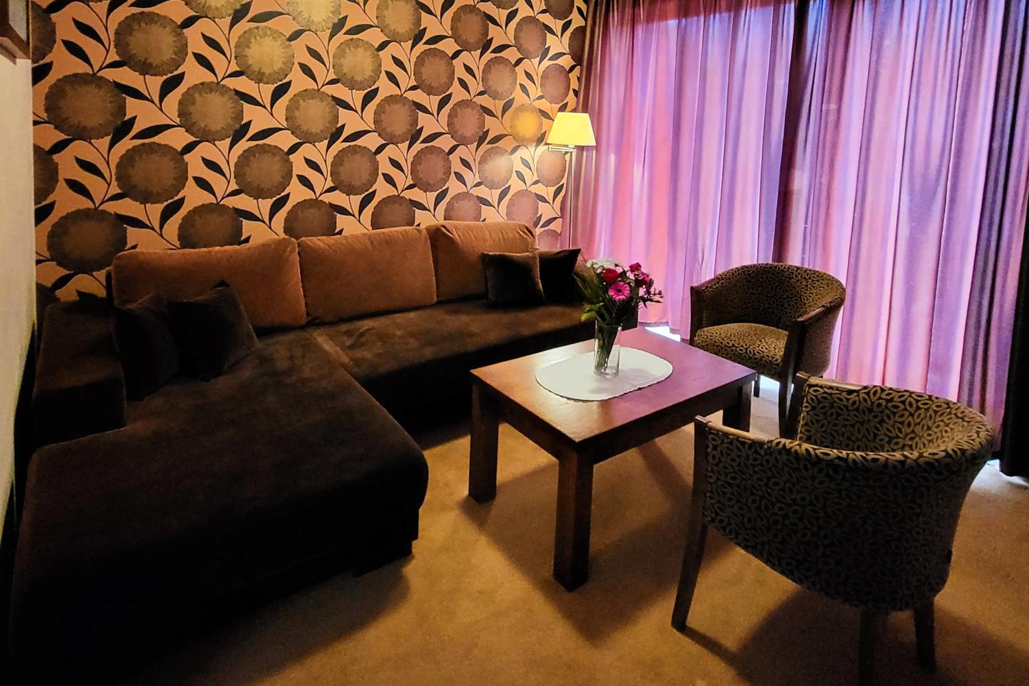 Country Saloon Bela Hotel Bagian luar foto
