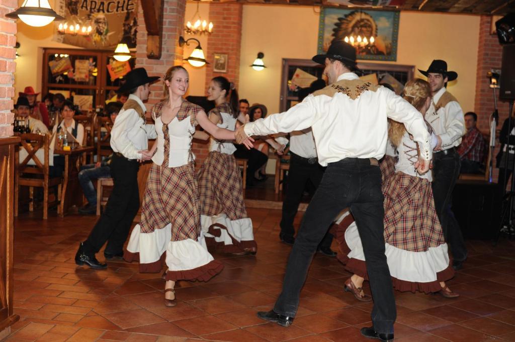 Country Saloon Bela Hotel Bagian luar foto