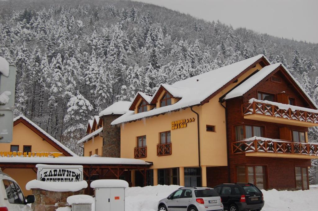 Country Saloon Bela Hotel Bagian luar foto